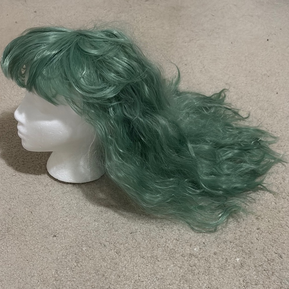 Green Voluminous Wavy long Wig - Picture 3 of 7